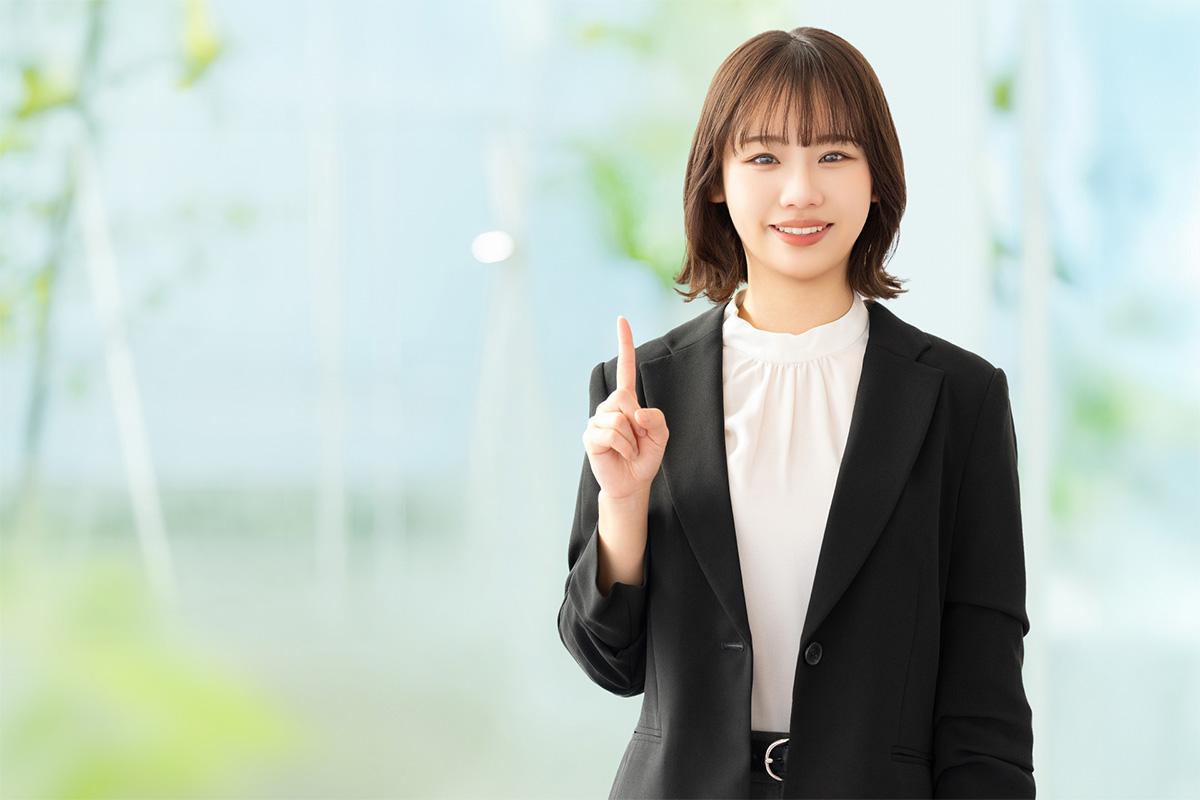 介護職の面接で基本的な質問に答える姿を表現した女性の写真