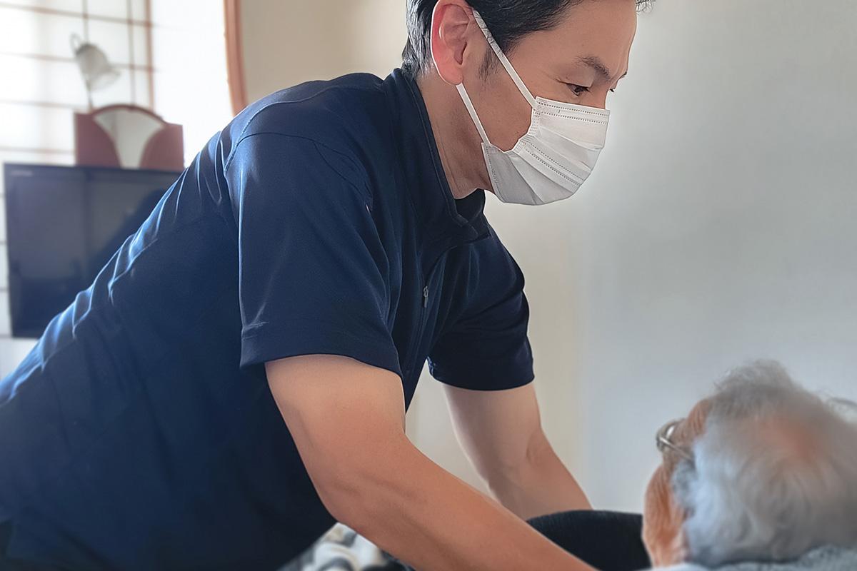 介護職員が高齢者をサポートする場面