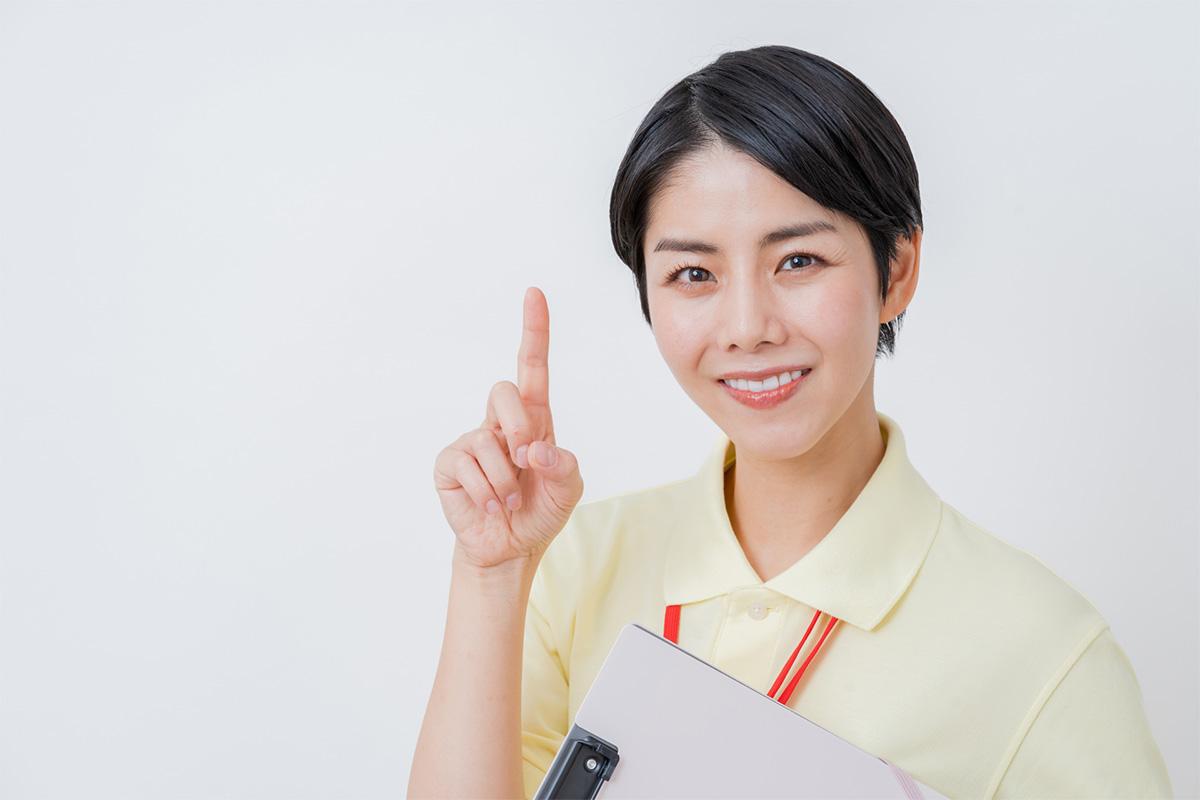 介護職の面接で転職理由や経験を答える女性職員のイメージ写真