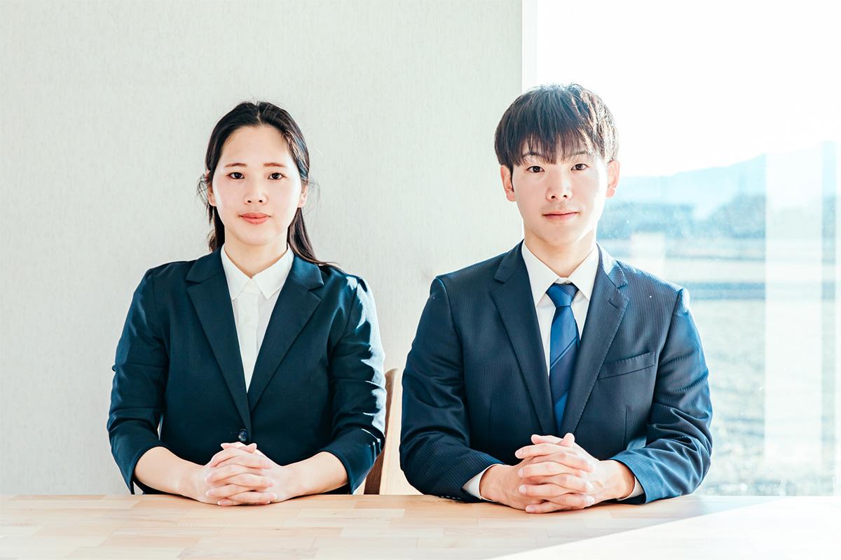 スーツ姿で面接に挑む男女の写真｜介護職の面接マナー例