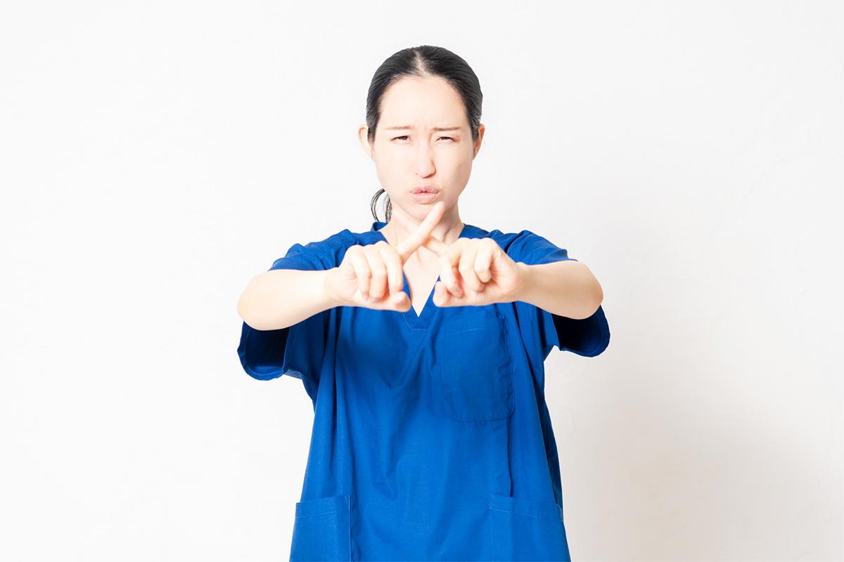 介護職の面接で避けたいNGな答え方を示す女性スタッフのイメージ写真