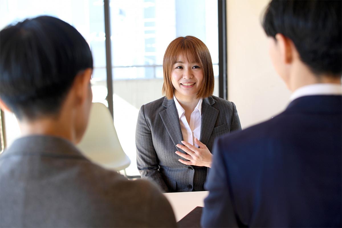 介護職の面接で逆質問に答える応募者女性のイメージ写真