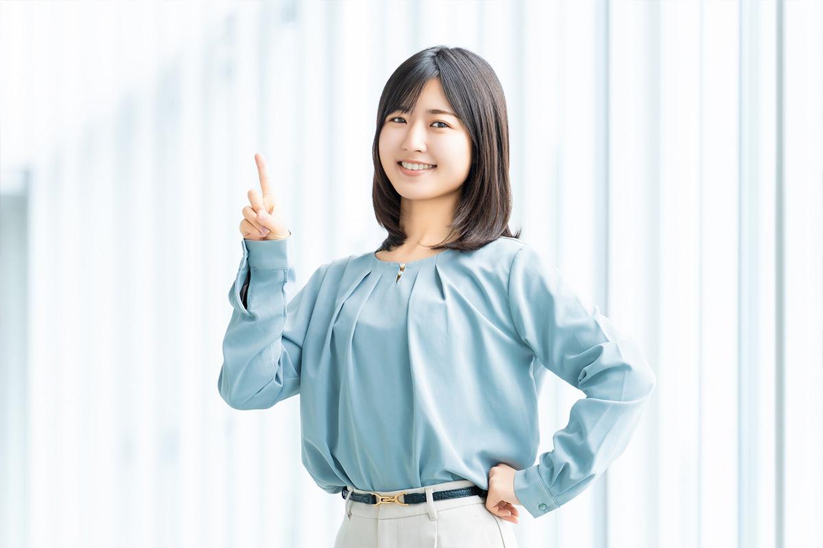 ポイントを示す女性