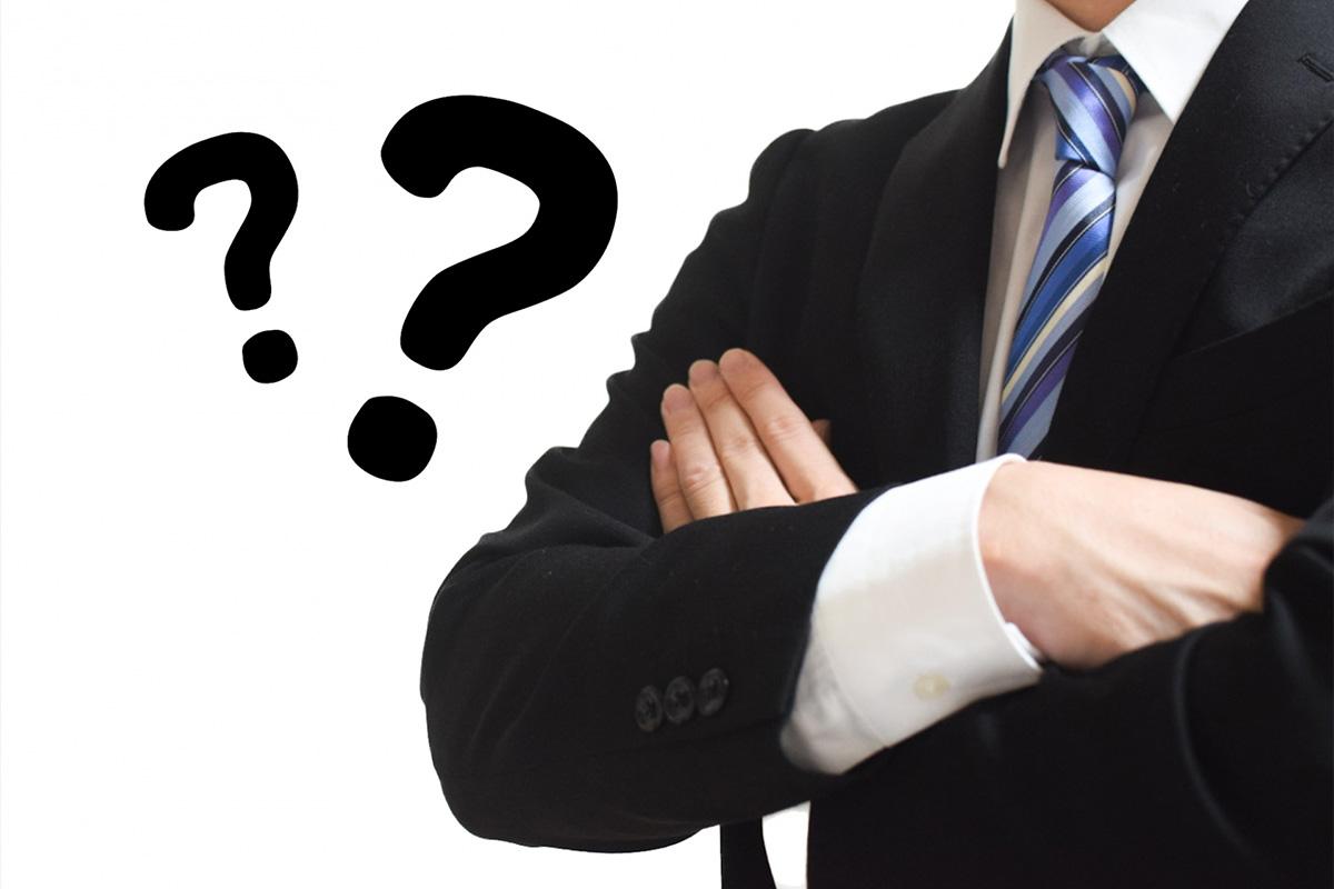 質問に迷っている様子