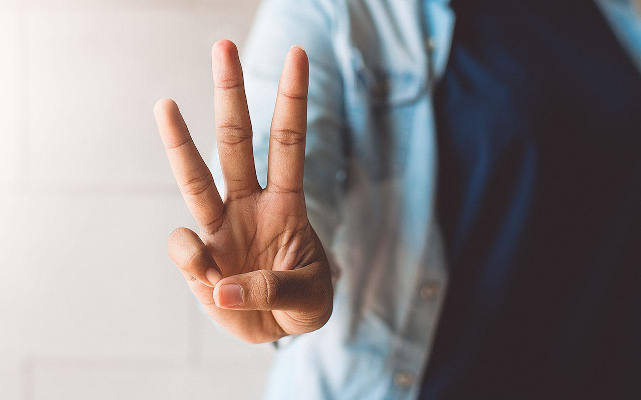 3つを示している指