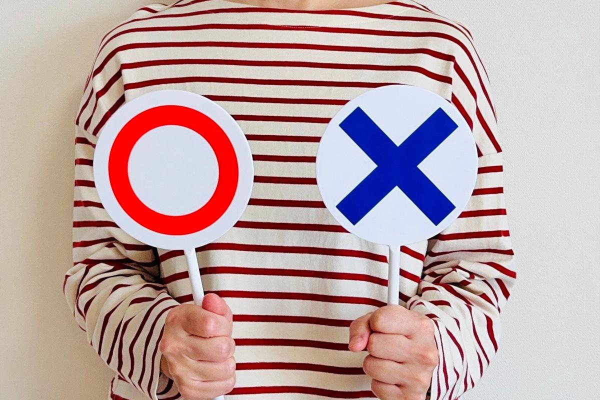 丸とバツの札を持って良い例と悪い例を表している