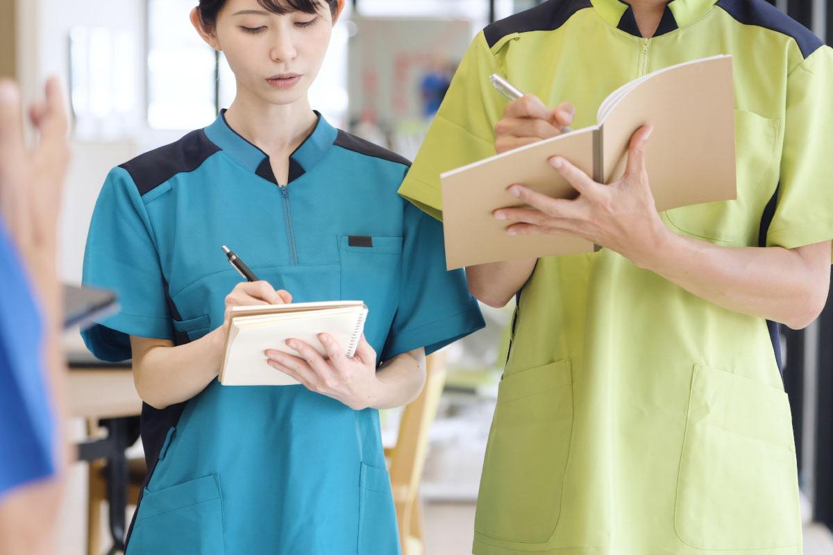 メモを取る介護職