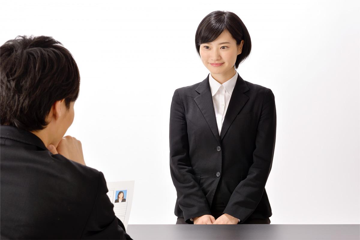 志望動機を答える女性