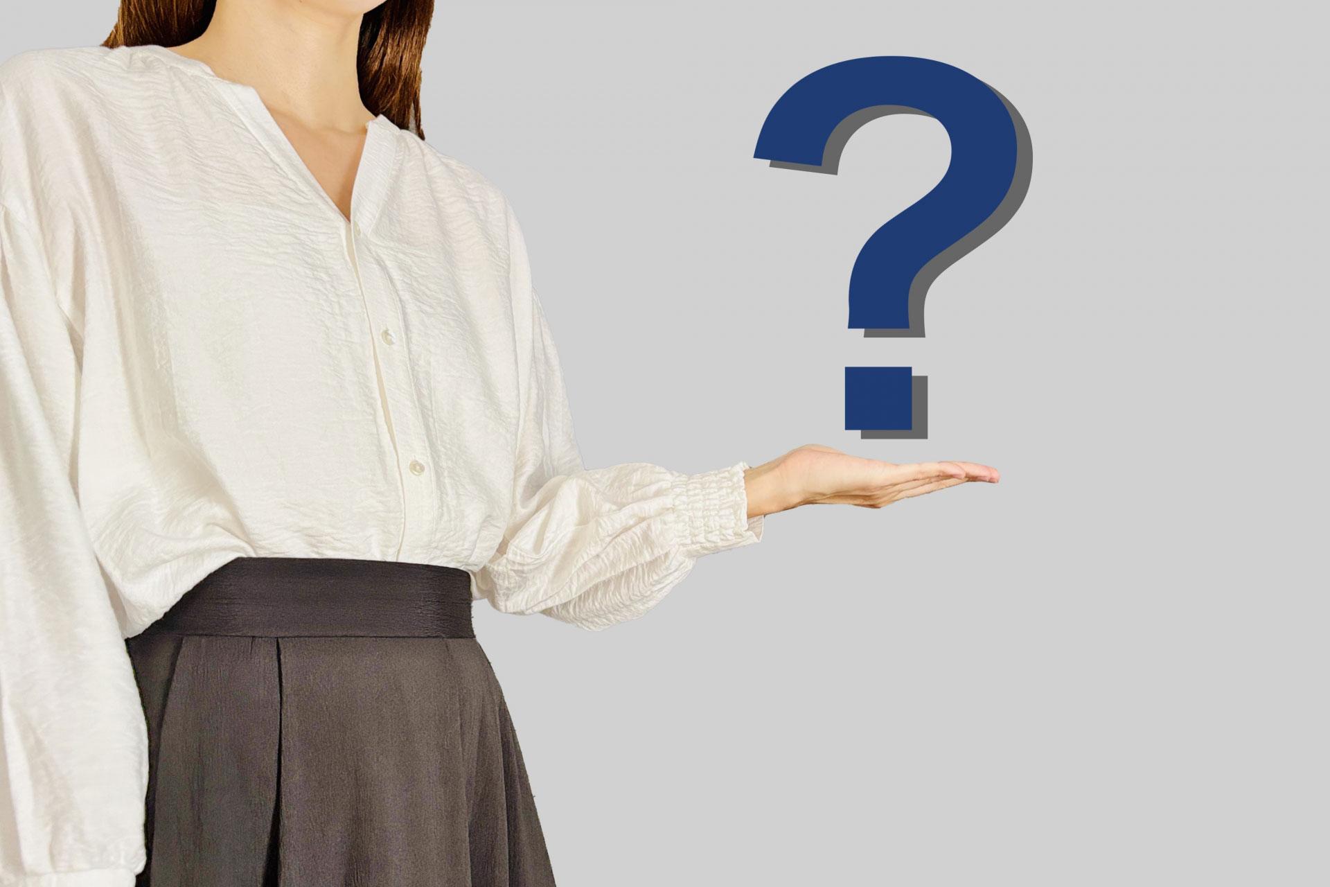 質問のクエッションマークを持つ女性