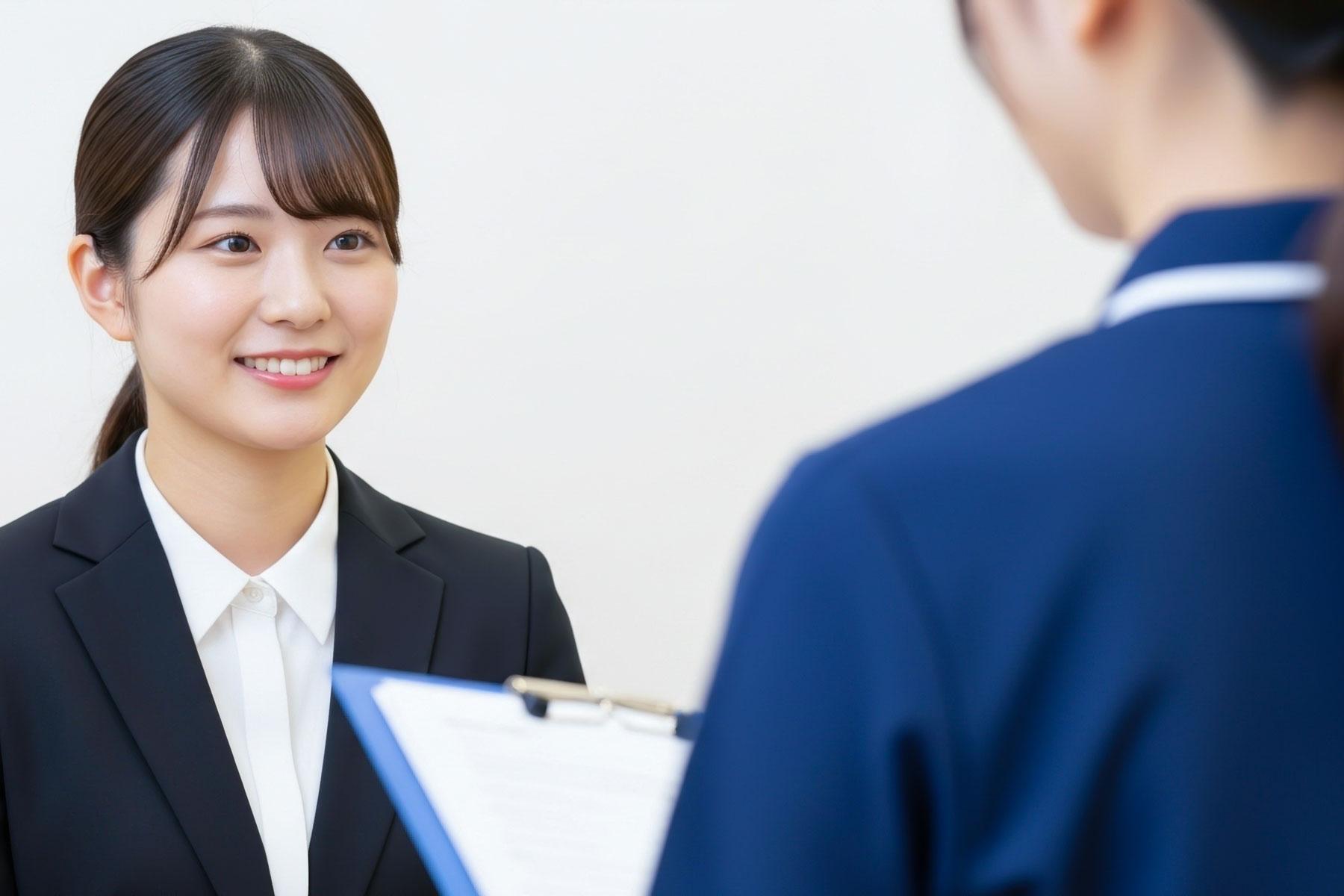 若い経験者の介護士が面接を受ける様子