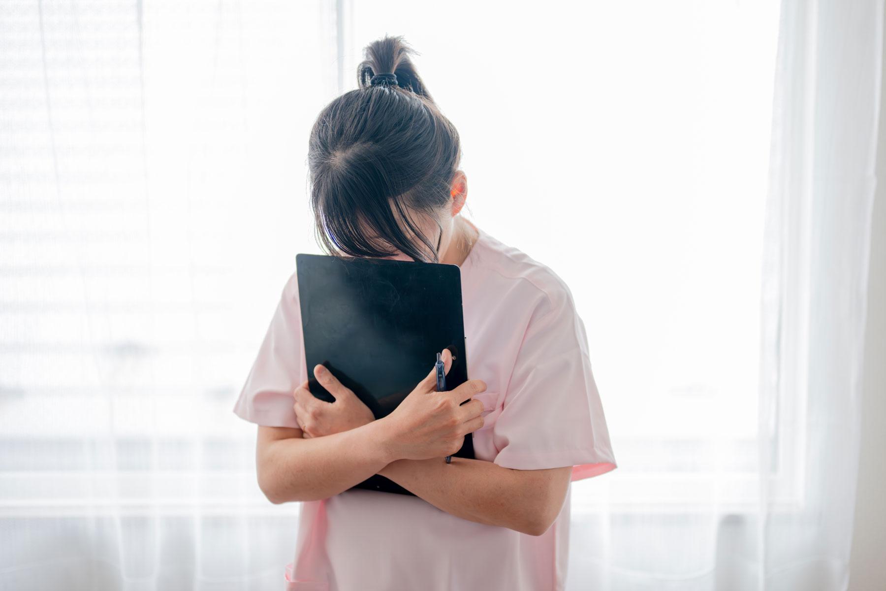 ストレスがかかった介護士