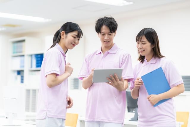 介護職のチーム連携とは？現場を円滑にするための関わり方