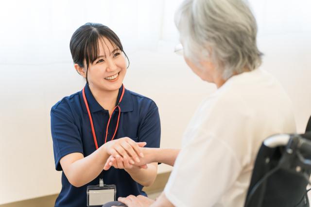 介護と障害福祉、働くならどっち？仕事内容やキャリアアップの違いを比較